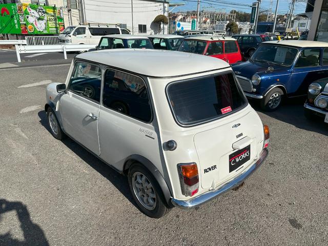 ＭＩＮＩ メイフェア　ＭＩＮＩ１０００最終モデル　正規輸入ディーラー車　クーラー　オートマ　純正オーバーフェンダー　１２インチクーパー純正アルミホイール　Ｈｉ－Ｌｏキット　リア開閉式クォーターガラス（7枚目）