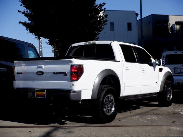 SVT ラプター スーパークルーキャブ 4WD 新車並行車 FOXショック ワンオフマフラー 純正17インチアルミ 専用レザーシート サンルーフ ヒルアシストモード付 V8 6200cc 411馬力エンジン(5枚目)
