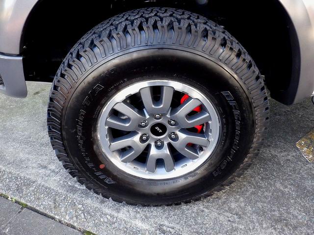 SVT ラプター スーパークルーキャブ 4WD 新車並行車 FOXショック ワンオフマフラー 純正17インチアルミ 専用レザーシート サンルーフ ヒルアシストモード付 V8 6200cc 411馬力エンジン(7枚目)