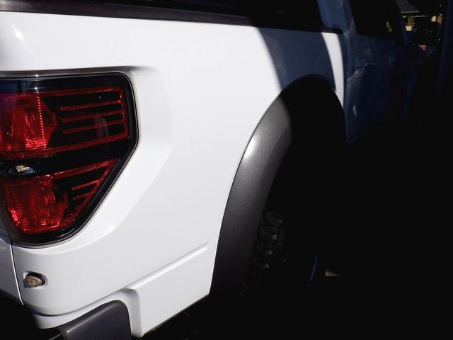 SVT ラプター スーパークルーキャブ 4WD 新車並行車 FOXショック ワンオフマフラー 純正17インチアルミ 専用レザーシート サンルーフ ヒルアシストモード付 V8 6200cc 411馬力エンジン(27枚目)