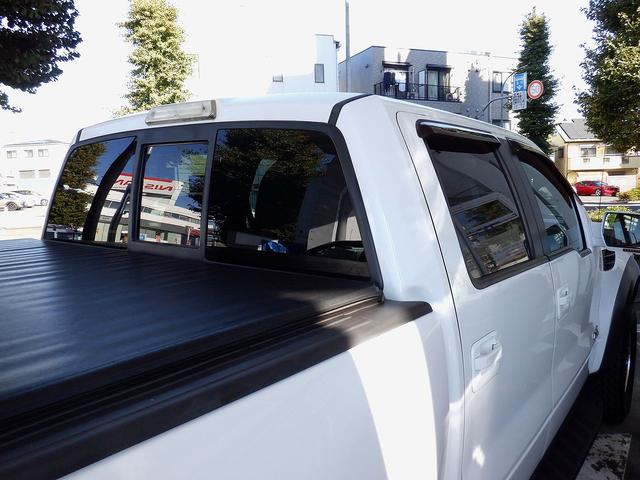 SVT ラプター スーパークルーキャブ 4WD 新車並行車 FOXショック ワンオフマフラー 純正17インチアルミ 専用レザーシート サンルーフ ヒルアシストモード付 V8 6200cc 411馬力エンジン(30枚目)