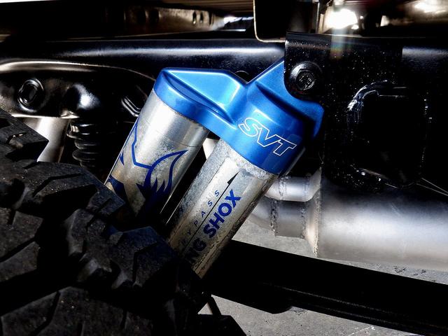 SVT ラプター スーパークルーキャブ 4WD 新車並行車 FOXショック ワンオフマフラー 純正17インチアルミ 専用レザーシート サンルーフ ヒルアシストモード付 V8 6200cc 411馬力エンジン(52枚目)