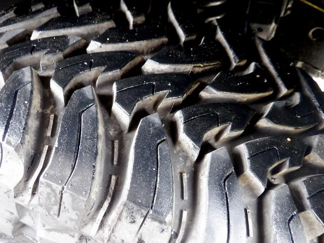 SVT ラプター 4WD スーパーキャブ 実走行証明書付き 6インチリフトアップ ボーラステンレスマフラー 37/13.5R20マッドタイヤ FUEL20インチアルミ 専用レザーシート ナビ・地デジ・バックカメラ(53枚目)