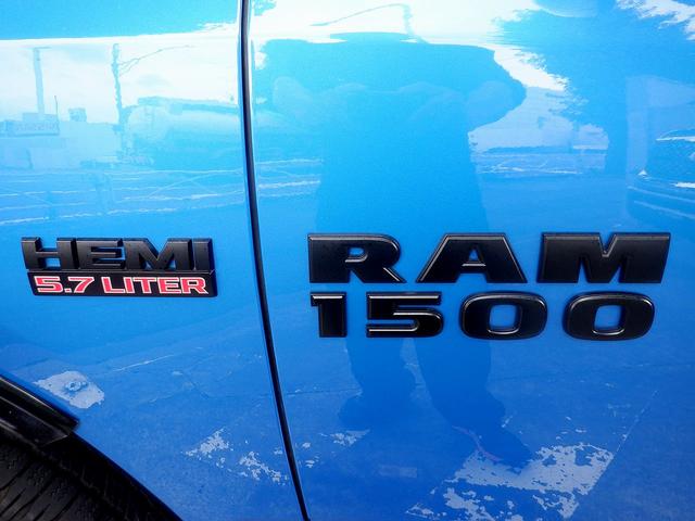 　ＲＡＭ１５００　ハイドロブルースポーツ４ＷＤ　新車並行車　５．７Ｌ　ＨＥＭＩエンジン　専用レザーシート　専用２０インチアルミ　左右出しマフラー　ハードトノカバー　フロント・右サイド・リアカメラ(56枚目)