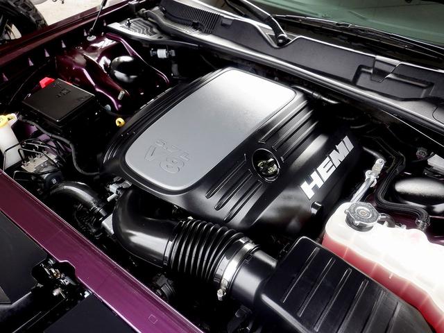 ダッジ・チャレンジャー Ｒ／Ｔ　プラス　新車並行車　Ｖ８　５．７Ｌ　ＨＥＭＩエンジン　８速ＡＴ　パフォーマンスハンドリング　パドルシフト　レザーシート　ハーマンカードンオーディオ　アップルカープレイ　Ｂｌｕｅｔｏｏｔｈ　バックカメラ（9枚目）