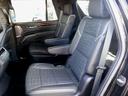 セカンドシートは、キャプテンシートです。シートヒーターも装備で、リクライニングも可能です。