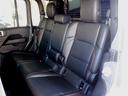 セカンドシート付きの5人乗りです。足元も広く、大人が楽に座れます。