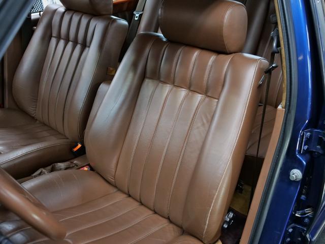 テーマ ８．３２　正規ディーラー車　左ハンドル　フロア５速マニュアル　タンレザー内色（44枚目）