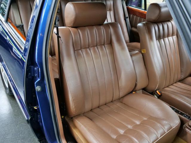 テーマ ８．３２　正規ディーラー車　左ハンドル　フロア５速マニュアル　タンレザー内色（48枚目）