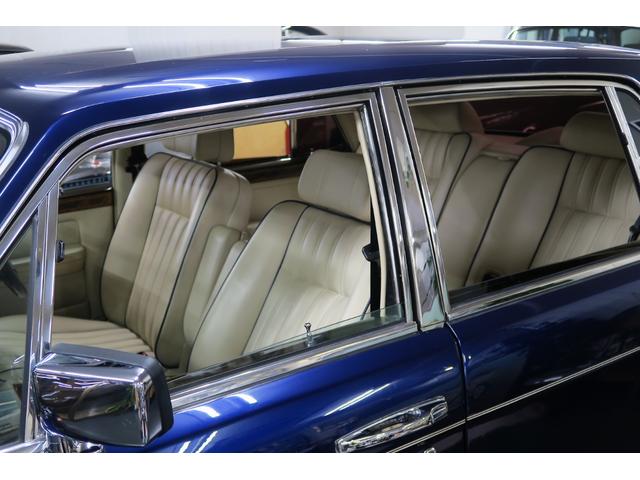 シルバースピリットIII ベースグレード　並行輸入車　右ハンドル　コラム４速ＡＴ　外色ピーコックブルー　内色パーチメントレザー／ロイヤルブルーパイピング（3枚目）