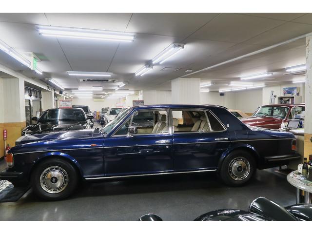 シルバースピリットIII ベースグレード　並行輸入車　右ハンドル　コラム４速ＡＴ　外色ピーコックブルー　内色パーチメントレザー／ロイヤルブルーパイピング（6枚目）