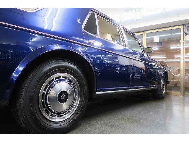 シルバースピリットIII ベースグレード　並行輸入車　右ハンドル　コラム４速ＡＴ　外色ピーコックブルー　内色パーチメントレザー／ロイヤルブルーパイピング（16枚目）