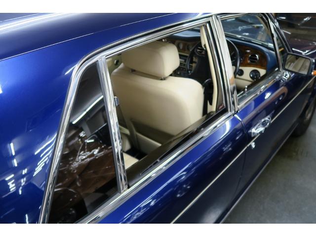 シルバースピリットIII ベースグレード　並行輸入車　右ハンドル　コラム４速ＡＴ　外色ピーコックブルー　内色パーチメントレザー／ロイヤルブルーパイピング（17枚目）