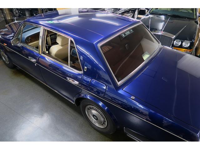 シルバースピリットIII ベースグレード　並行輸入車　右ハンドル　コラム４速ＡＴ　外色ピーコックブルー　内色パーチメントレザー／ロイヤルブルーパイピング（18枚目）