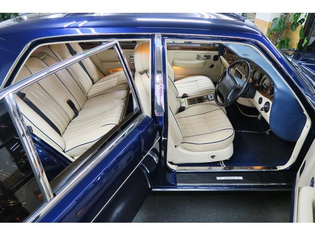 シルバースピリットIII ベースグレード　並行輸入車　右ハンドル　コラム４速ＡＴ　外色ピーコックブルー　内色パーチメントレザー／ロイヤルブルーパイピング（19枚目）