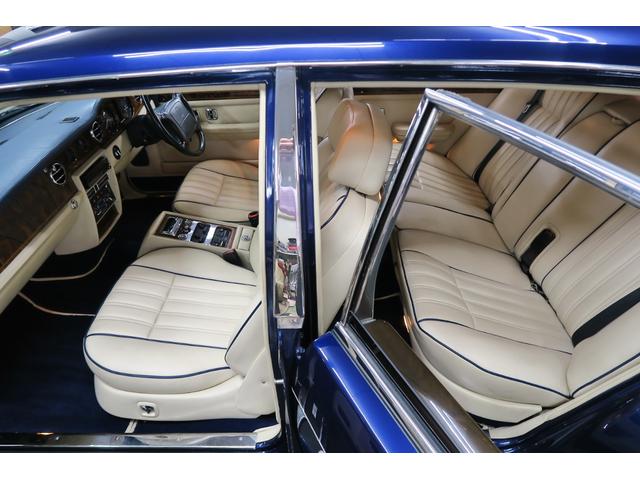 シルバースピリットIII ベースグレード　並行輸入車　右ハンドル　コラム４速ＡＴ　外色ピーコックブルー　内色パーチメントレザー／ロイヤルブルーパイピング（23枚目）