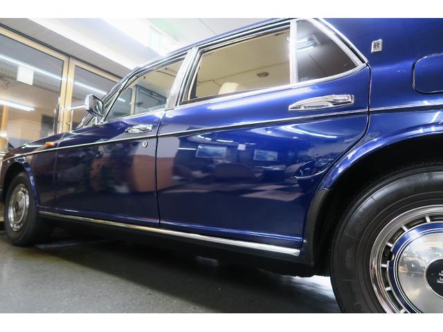 シルバースピリットIII ベースグレード　並行輸入車　右ハンドル　コラム４速ＡＴ　外色ピーコックブルー　内色パーチメントレザー／ロイヤルブルーパイピング（24枚目）