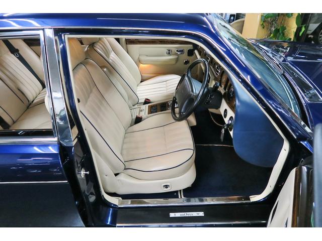 シルバースピリットIII ベースグレード　並行輸入車　右ハンドル　コラム４速ＡＴ　外色ピーコックブルー　内色パーチメントレザー／ロイヤルブルーパイピング（25枚目）