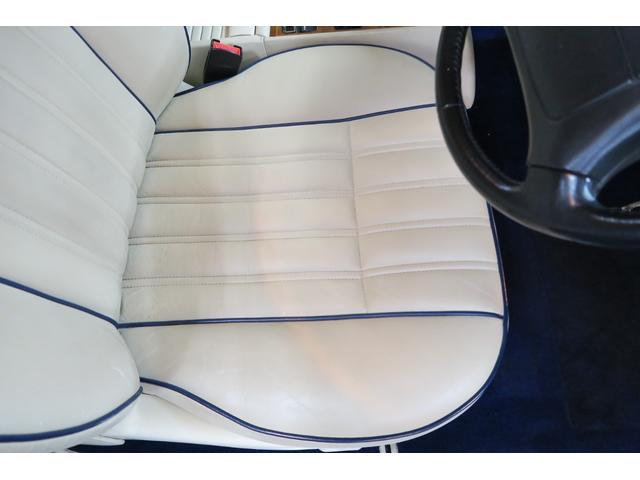 シルバースピリットIII ベースグレード　並行輸入車　右ハンドル　コラム４速ＡＴ　外色ピーコックブルー　内色パーチメントレザー／ロイヤルブルーパイピング（26枚目）