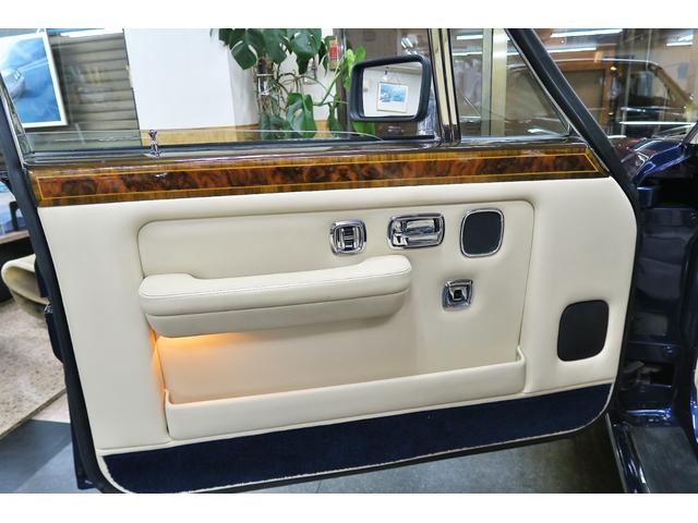 シルバースピリットIII ベースグレード　並行輸入車　右ハンドル　コラム４速ＡＴ　外色ピーコックブルー　内色パーチメントレザー／ロイヤルブルーパイピング（27枚目）