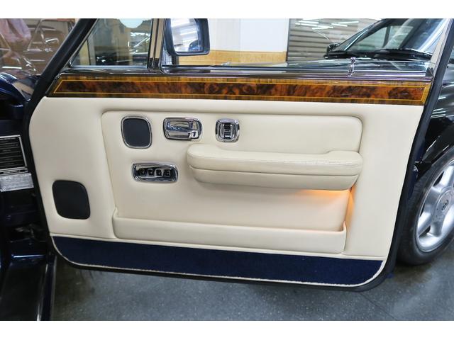 シルバースピリットIII ベースグレード　並行輸入車　右ハンドル　コラム４速ＡＴ　外色ピーコックブルー　内色パーチメントレザー／ロイヤルブルーパイピング（28枚目）