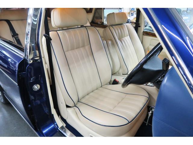 シルバースピリットIII ベースグレード　並行輸入車　右ハンドル　コラム４速ＡＴ　外色ピーコックブルー　内色パーチメントレザー／ロイヤルブルーパイピング（30枚目）