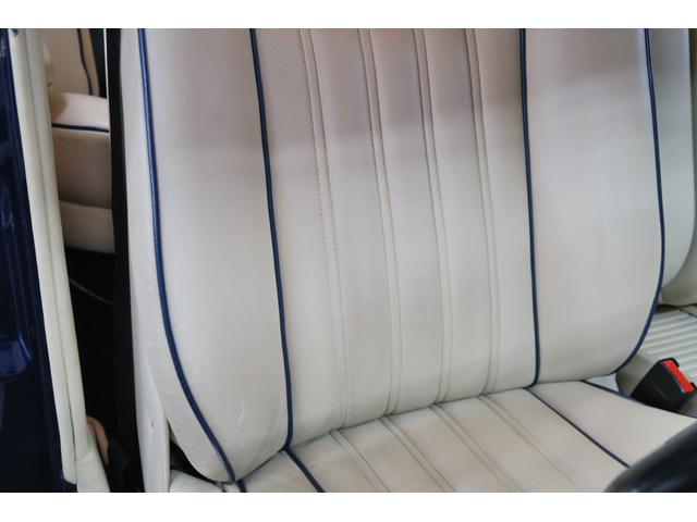 シルバースピリットIII ベースグレード　並行輸入車　右ハンドル　コラム４速ＡＴ　外色ピーコックブルー　内色パーチメントレザー／ロイヤルブルーパイピング（31枚目）