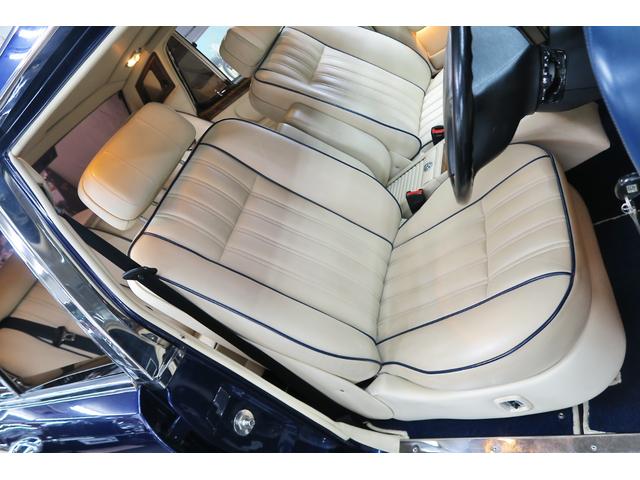 シルバースピリットIII ベースグレード　並行輸入車　右ハンドル　コラム４速ＡＴ　外色ピーコックブルー　内色パーチメントレザー／ロイヤルブルーパイピング（32枚目）