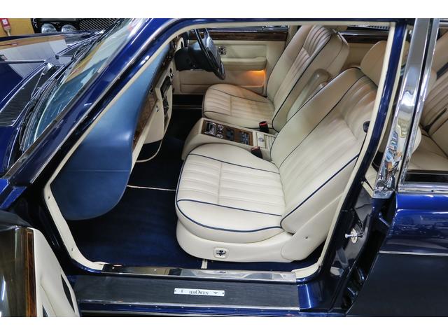 シルバースピリットIII ベースグレード　並行輸入車　右ハンドル　コラム４速ＡＴ　外色ピーコックブルー　内色パーチメントレザー／ロイヤルブルーパイピング（33枚目）