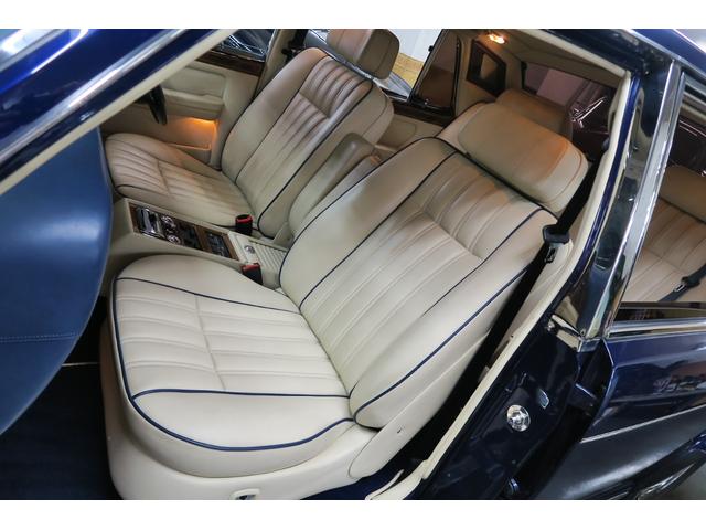 シルバースピリットIII ベースグレード　並行輸入車　右ハンドル　コラム４速ＡＴ　外色ピーコックブルー　内色パーチメントレザー／ロイヤルブルーパイピング（34枚目）