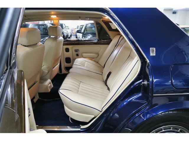 シルバースピリットIII ベースグレード　並行輸入車　右ハンドル　コラム４速ＡＴ　外色ピーコックブルー　内色パーチメントレザー／ロイヤルブルーパイピング（35枚目）