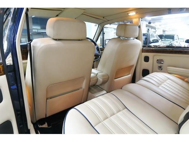 シルバースピリットIII ベースグレード　並行輸入車　右ハンドル　コラム４速ＡＴ　外色ピーコックブルー　内色パーチメントレザー／ロイヤルブルーパイピング（42枚目）