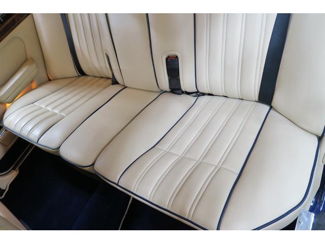 シルバースピリットIII ベースグレード　並行輸入車　右ハンドル　コラム４速ＡＴ　外色ピーコックブルー　内色パーチメントレザー／ロイヤルブルーパイピング（43枚目）