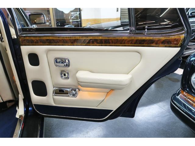 シルバースピリットIII ベースグレード　並行輸入車　右ハンドル　コラム４速ＡＴ　外色ピーコックブルー　内色パーチメントレザー／ロイヤルブルーパイピング（48枚目）