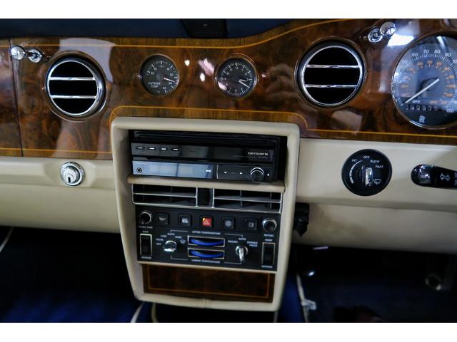 シルバースピリットIII ベースグレード　並行輸入車　右ハンドル　コラム４速ＡＴ　外色ピーコックブルー　内色パーチメントレザー／ロイヤルブルーパイピング（52枚目）