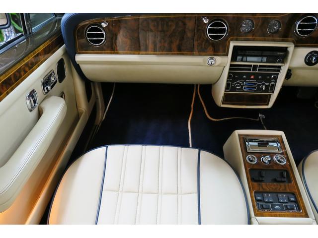 シルバースピリットIII ベースグレード　並行輸入車　右ハンドル　コラム４速ＡＴ　外色ピーコックブルー　内色パーチメントレザー／ロイヤルブルーパイピング（54枚目）