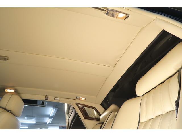 シルバースピリットIII ベースグレード　並行輸入車　右ハンドル　コラム４速ＡＴ　外色ピーコックブルー　内色パーチメントレザー／ロイヤルブルーパイピング（55枚目）