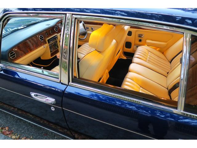 シルバースピリットIII ベースグレード　並行輸入車　右ハンドル　コラム４速ＡＴ　外色ピーコックブルー　内色パーチメントレザー／ロイヤルブルーパイピング（66枚目）