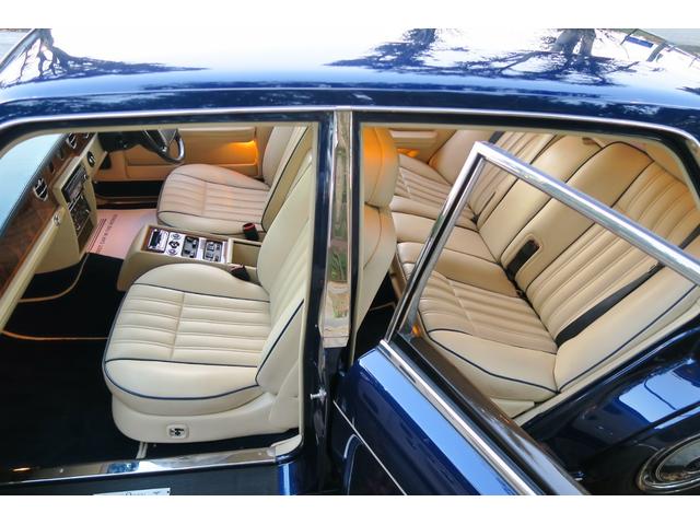 シルバースピリットIII ベースグレード　並行輸入車　右ハンドル　コラム４速ＡＴ　外色ピーコックブルー　内色パーチメントレザー／ロイヤルブルーパイピング（75枚目）