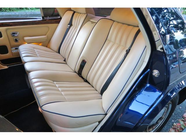 シルバースピリットIII ベースグレード　並行輸入車　右ハンドル　コラム４速ＡＴ　外色ピーコックブルー　内色パーチメントレザー／ロイヤルブルーパイピング（80枚目）