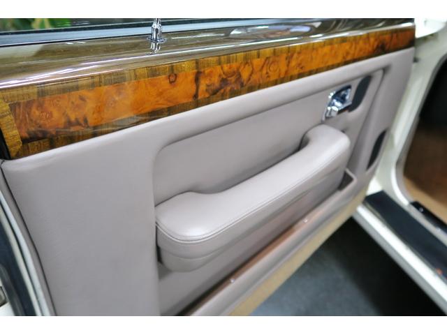 ベントレーその他 ターボR 正規ディーラー車 右ハンドル コラム3速AT 外色ホワイト 内色マッシュルームレザー(49枚目)