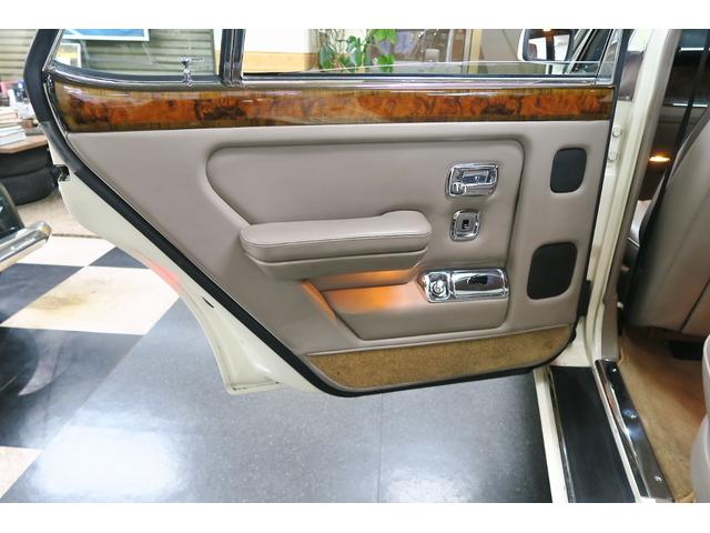 ベントレーその他 ターボR 正規ディーラー車 右ハンドル コラム3速AT 外色ホワイト 内色マッシュルームレザー(64枚目)