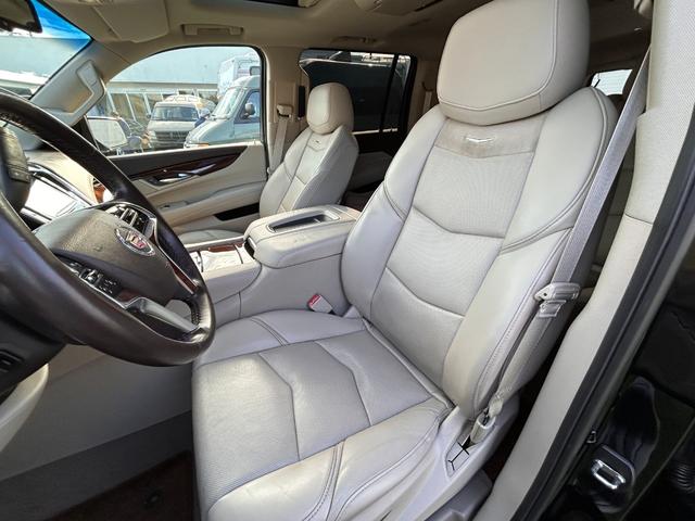 運転席のレザーシートも凄く奇麗です