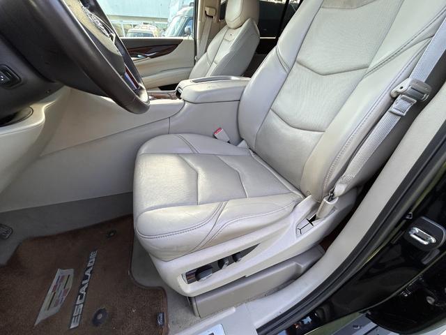 運転席のレザーシートも凄く奇麗です