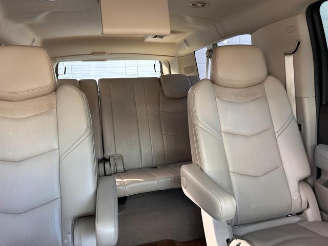 セカンドシートのレザーシートも凄く奇麗です