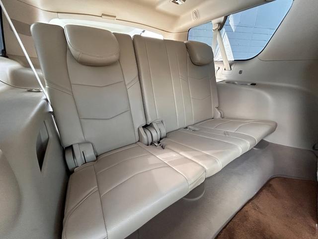 サードシートのレザーシートも凄く奇麗です