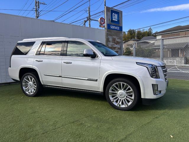 キャデラックエスカレード 　プラチナム　正規ディーラー車　アダクティブクルーズ　マグネティックライドコントロース　ナビ　地デジ　バック＆フロント＆全周囲カメラ　アップルカープレイ　ヘッドレスト＆フリップダウンモニター電動ステップ（2枚目）