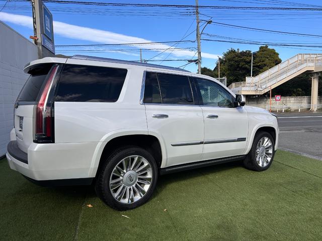 キャデラックエスカレード 　プラチナム　正規ディーラー車　アダクティブクルーズ　マグネティックライドコントロース　ナビ　地デジ　バック＆フロント＆全周囲カメラ　アップルカープレイ　ヘッドレスト＆フリップダウンモニター電動ステップ（4枚目）