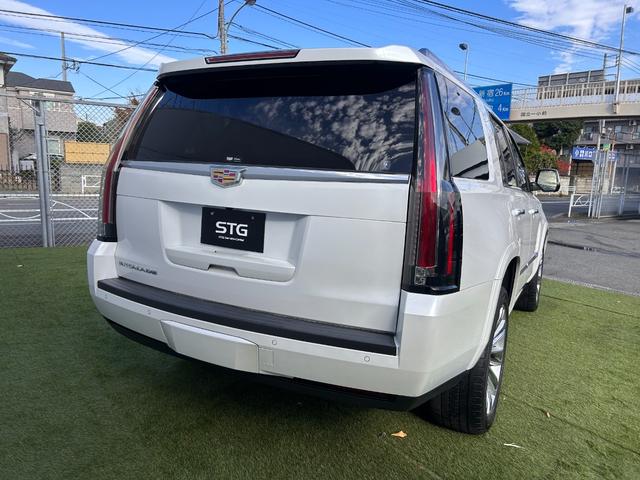 キャデラックエスカレード 　プラチナム　正規ディーラー車　アダクティブクルーズ　マグネティックライドコントロース　ナビ　地デジ　バック＆フロント＆全周囲カメラ　アップルカープレイ　ヘッドレスト＆フリップダウンモニター電動ステップ（5枚目）