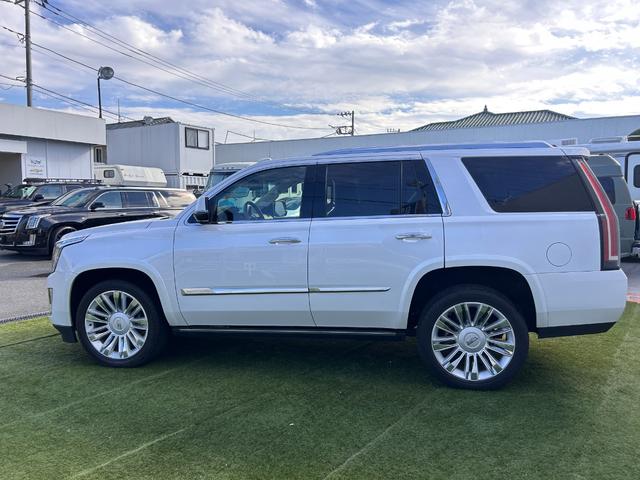 キャデラックエスカレード 　プラチナム　正規ディーラー車　アダクティブクルーズ　マグネティックライドコントロース　ナビ　地デジ　バック＆フロント＆全周囲カメラ　アップルカープレイ　ヘッドレスト＆フリップダウンモニター電動ステップ（6枚目）